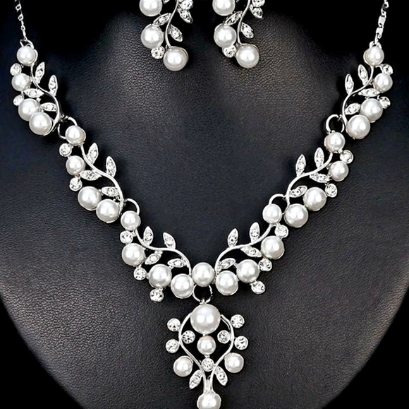 Silver plated crystal pearl necklace earrings set - Picture 11 of 13